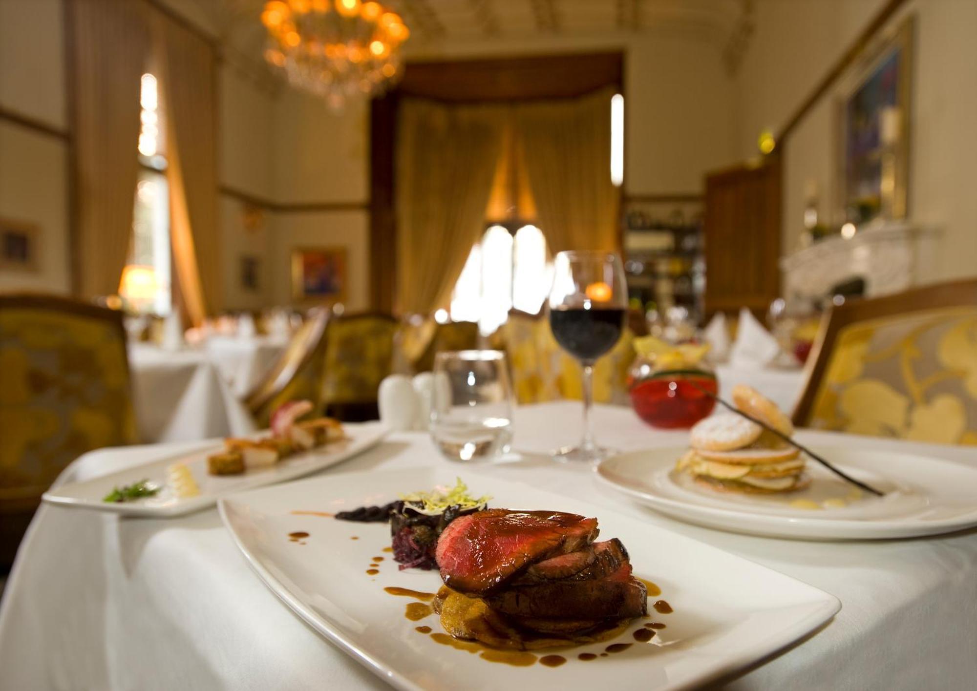 Mar Hall Golf & Spa Resort Bishopton  Extérieur photo A meal at the restaurant