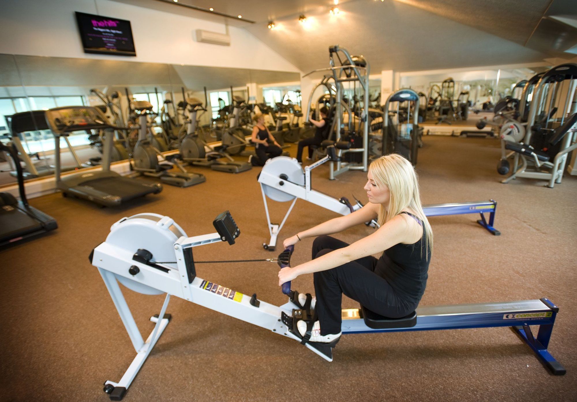 Mar Hall Golf & Spa Resort Bishopton  Facilités photo A woman using a Concept 2 model C indoor rowing machine